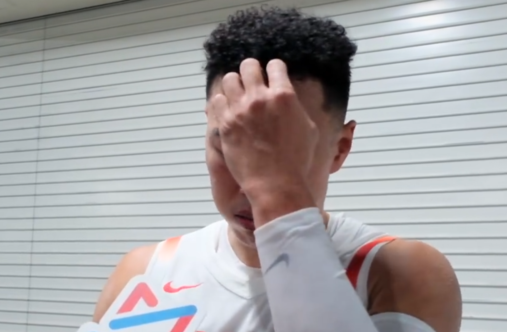 世界杯官网app下载-猛男落泪！贺希宁真挚发言令人动容 名记直言两关键三分当记头功