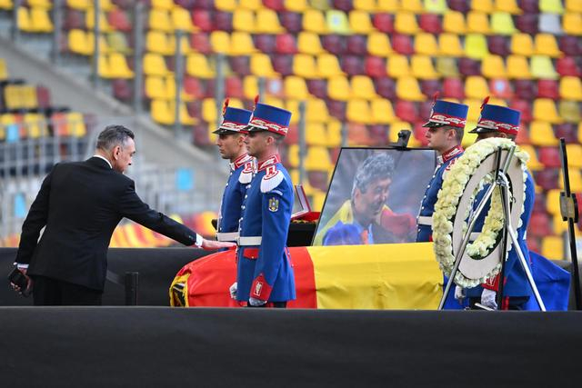 世界杯手机观看平台-逝者｜带队时心梗终不治，这位罗马尼亚足球传奇曾说：死在球场上是最美好的事|卢塞斯库|罗马尼亚队|斯洛伐克足球|世界杯|球员_新浪体育_新浪新闻