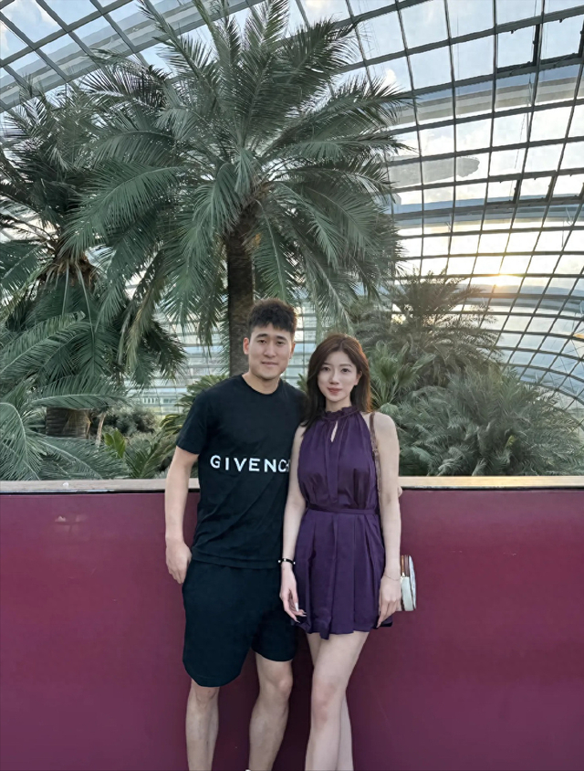世界杯直播下载-姜伟泽和女友近照，小角色逆袭，年薪275万，女友是性感美女|吉林队|中国男篮|nba|吉林市|吉林省_新浪体育_新浪新闻