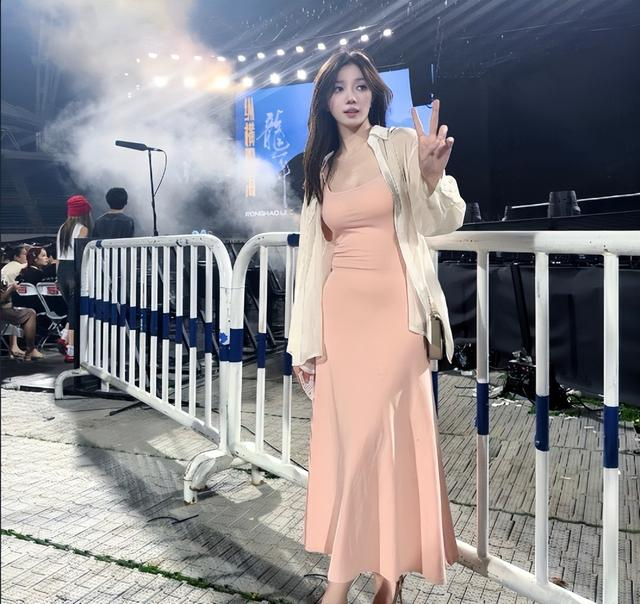 世界杯直播下载-姜伟泽和女友近照，小角色逆袭，年薪275万，女友是性感美女|吉林队|中国男篮|nba|吉林市|吉林省_新浪体育_新浪新闻
